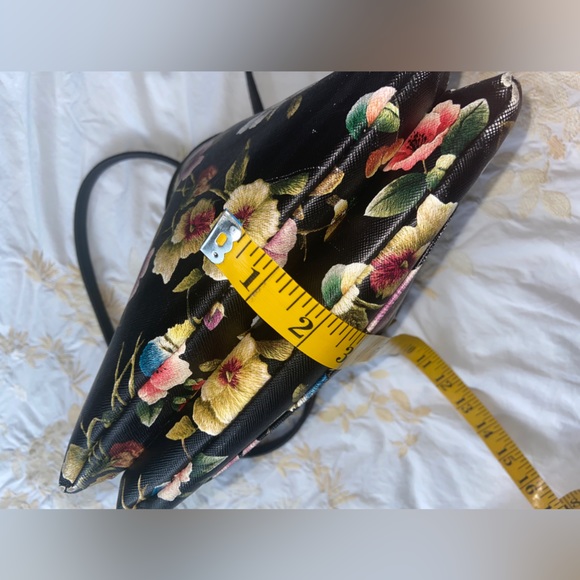 Gently Loved Rosetti Purse- 8+ Compartments/💯Functional, Flowers & Hummingbirds - Picture 6 of 16